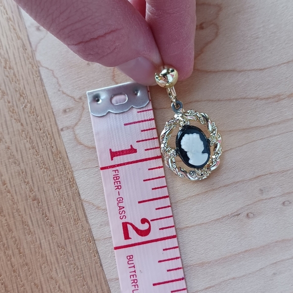 Vintage Gold Tone Faux Cameo Necklace And Screw Back Earring Set Costume Jewelry - Picture 11 of 12